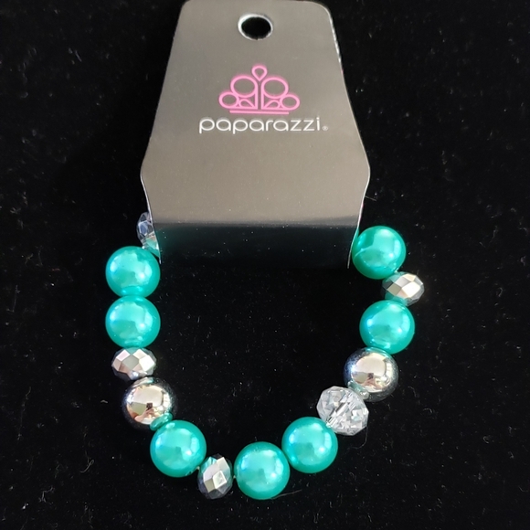 Paparazzi Bracelet - Very VIP Green - Picture 1 of 3